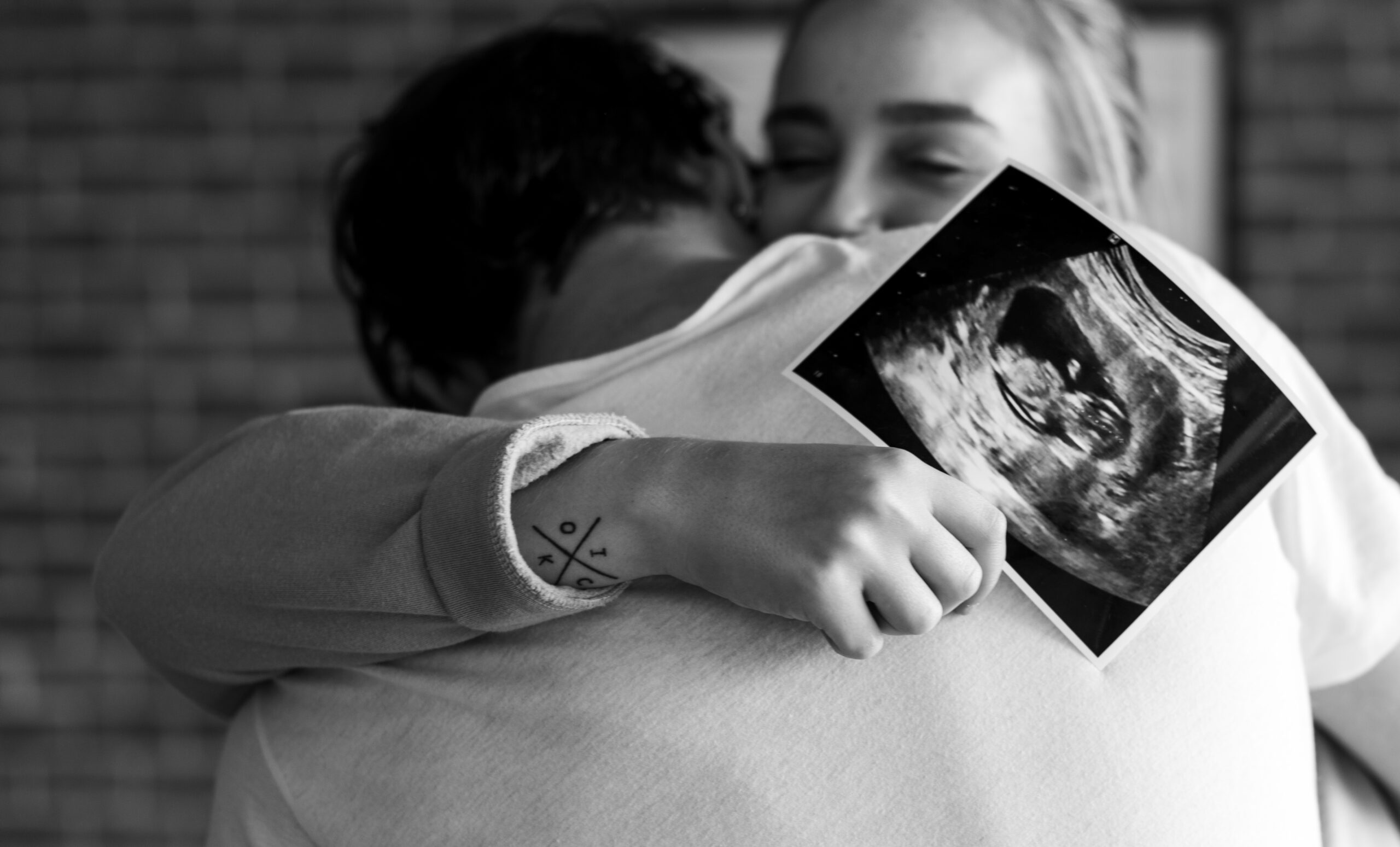 Pretecho's Huizen white couple with baby ultrasound photo